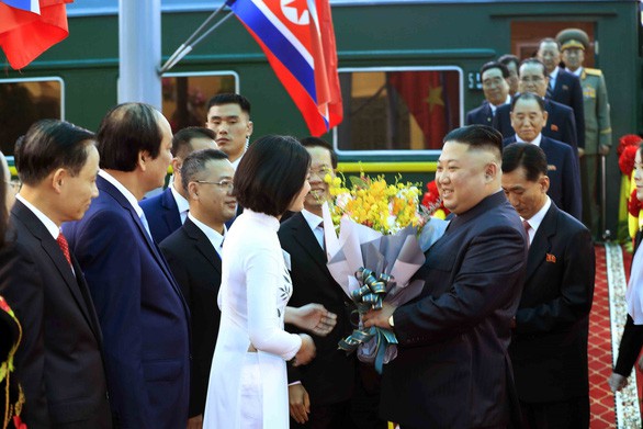 Cận cảnh nhan sắc xinh đẹp của nữ sinh Lạng Sơn tặng hoa ông Kim Jong Un ở Đồng Đăng - Ảnh 1.
