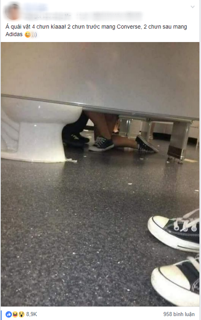 Bức ảnh 2 cặp chân quấn lấy nhau trong WC công cộng gây bão, dân mạng thi nhau đoán điều gì đang xảy ra - Ảnh 1.
