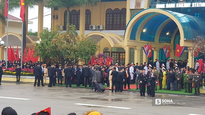 Chủ tịch Triều Tiên Kim Jong Un cùng em gái bước xuống từ tàu bọc thép, bắt đầu công du Việt Nam - Ảnh 2.