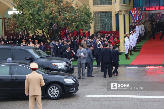 Chủ tịch Triều Tiên Kim Jong Un cùng em gái bước xuống từ tàu bọc thép, bắt đầu công du Việt Nam - Ảnh 4.