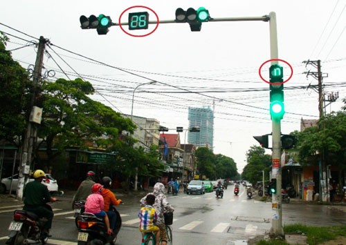Cột đèn giao thông khiến các phương tiện khóc thét vì không biết phải đi thế nào - Ảnh 2.