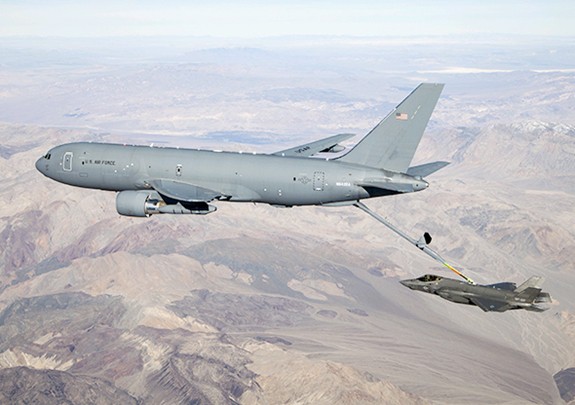 Máy bay KC-46A lần đầu tiếp nhiên liệu trên không cho máy bay tàng hình F-35 - Ảnh 1.