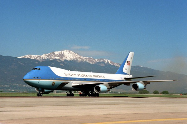 Vì sao pháo đài trên không Air Force One của Tổng thống Mỹ Donald Trump có màu xanh? - Ảnh 2.