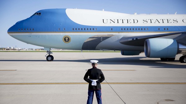 Vì sao pháo đài trên không Air Force One của Tổng thống Mỹ Donald Trump có màu xanh? - Ảnh 3.