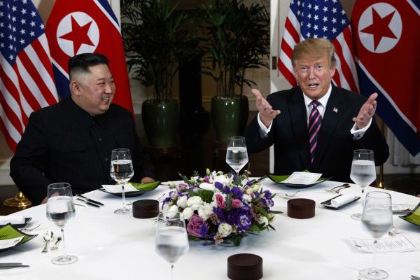 Bữa tối xã giao: Hai ông Trump-Kim vui vẻ, TT Mỹ nhờ phóng viên chụp ảnh lãnh đạo sao cho đẹp - Ảnh 2.