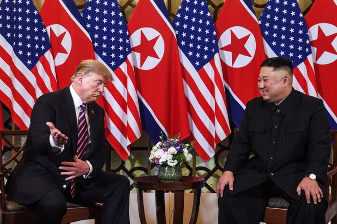 TT Donald Trump bắt chặt tay Chủ tịch Kim Jong Un sau 260 ngày gặp lại: Tương lai Triều Tiên sẽ vô cùng xán lạn - Ảnh 27.