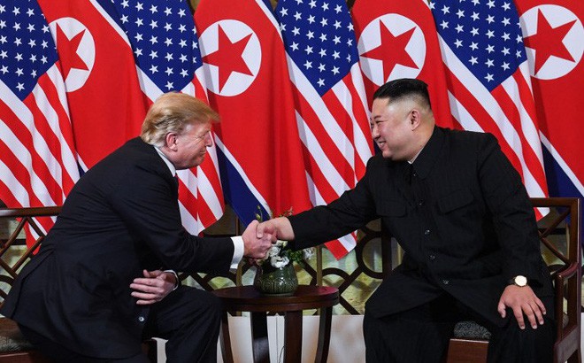 TT Donald Trump bắt chặt tay Chủ tịch Kim Jong Un sau 260 ngày gặp lại: Tương lai Triều Tiên sẽ vô cùng xán lạn - Ảnh 28.