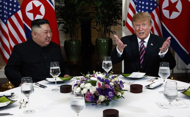 TT Donald Trump bắt chặt tay Chủ tịch Kim Jong Un sau 260 ngày gặp lại: Tương lai Triều Tiên sẽ vô cùng xán lạn - Ảnh 30.