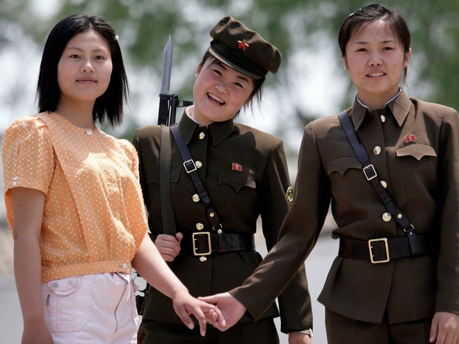 Báo chí nước ngoài từng bất ngờ khi biết phụ nữ và nam giới Triều Tiên làm tóc theo đúng 15 kiểu được quy định - Ảnh 12.