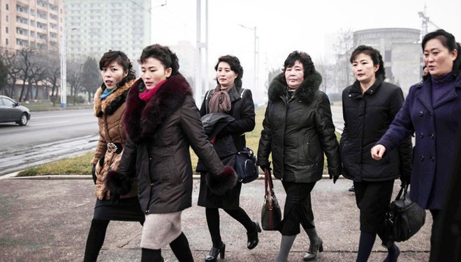 Báo chí nước ngoài từng bất ngờ khi biết phụ nữ và nam giới Triều Tiên làm tóc theo đúng 15 kiểu được quy định - Ảnh 7.