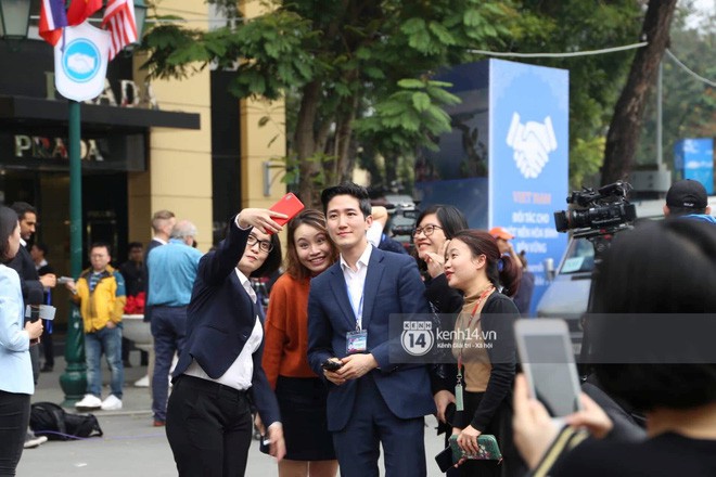 Nhiều chị em công sở bủa vây, tranh nhau chụp ảnh cùng nam phóng viên Hàn Quốc điển trai trên phố Hà Nội - Ảnh 10.