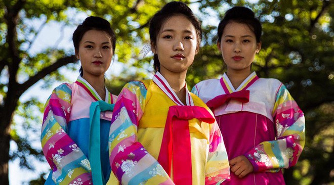 Báo chí nước ngoài từng bất ngờ khi biết phụ nữ và nam giới Triều Tiên làm tóc theo đúng 15 kiểu được quy định - Ảnh 10.