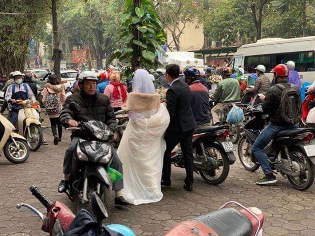 Đường bị cấm phục vụ hội nghị thượng đỉnh, cô dâu xách váy chạy bộ để kịp giờ làm lễ cưới - Ảnh 2.