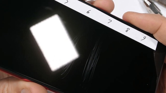 Redmi Note 7 dễ dàng bị bẻ cong bằng tay, không bền như quảng cáo? - Ảnh 1.