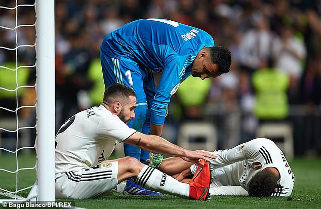 Nhà vô địch World Cup 2018 hé lộ chấn thương rợn tóc gáy sau thảm bại 0-3 của Real Madrid - Ảnh 2.