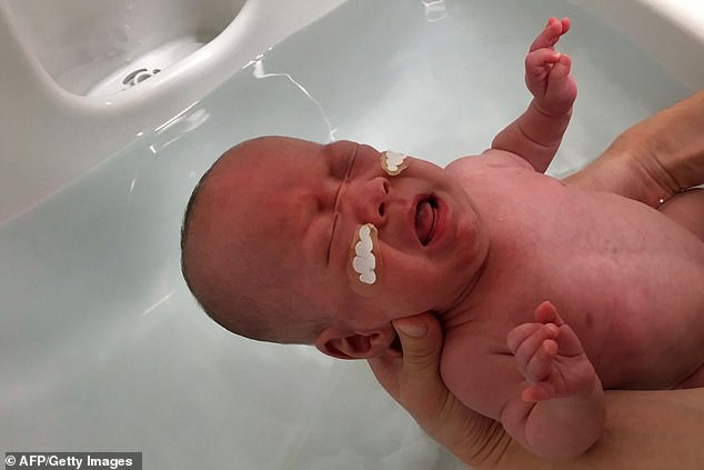 Sinh ra chỉ nặng chưa đầy 3 lạng, cậu bé nhỏ nhất thế giới khiến nhiều người bất ngờ sau 7 tháng gặp lại - Ảnh 3.