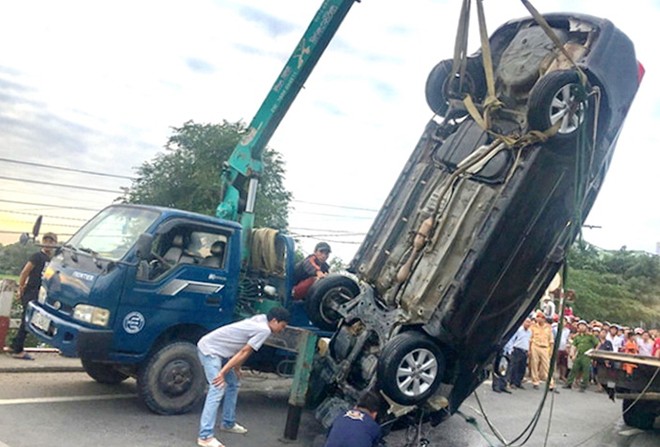  Ô tô du lịch lao xuống sông, tài xế tử vong khi về quê đón tết  - Ảnh 1.