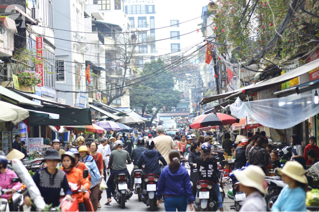 Ngày cuối cùng của năm, chợ Hàng Bè tất bật hơn bao giờ hết khi đi một lượt là mua đủ cả Tết - Ảnh 1.