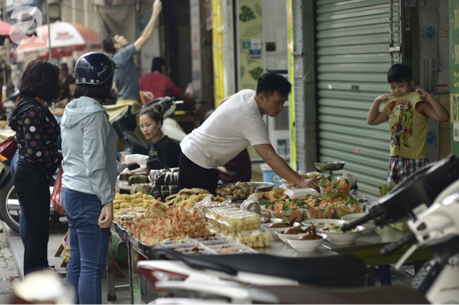 Ngày cuối cùng của năm, chợ Hàng Bè tất bật hơn bao giờ hết khi đi một lượt là mua đủ cả Tết - Ảnh 2.