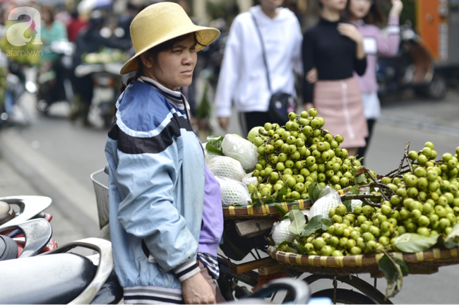 Ngày cuối cùng của năm, chợ Hàng Bè tất bật hơn bao giờ hết khi đi một lượt là mua đủ cả Tết - Ảnh 8.