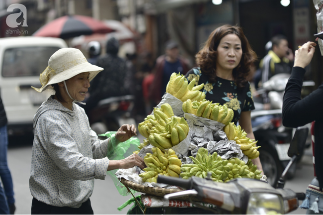 Ngày cuối cùng của năm, chợ Hàng Bè tất bật hơn bao giờ hết khi đi một lượt là mua đủ cả Tết - Ảnh 9.