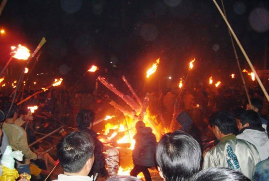  Độc đáo tục xin lửa đêm giao thừa ở ngôi làng cổ gần 400 năm  - Ảnh 7.