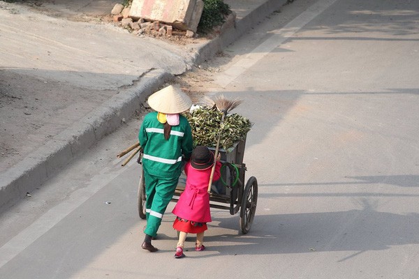 Sự thật sau bức ảnh cô bé giúp mẹ là công nhân vệ sinh đẩy xe rác ngày mùng 2 Tết khiến MXH ấm lòng - Ảnh 5.