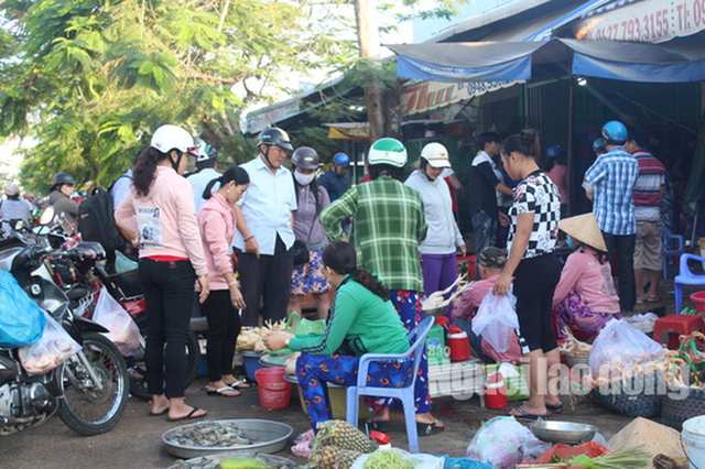 Mùng 3 Tết, gà trống ta thả vườn chân vàng cháy hàng - Ảnh 3.