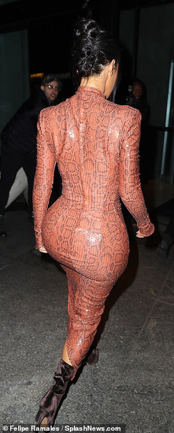 Kim Kardashian xuất hiện vô cùng xinh đẹp, nhưng lớp váy căng ra vì siêu vòng 3 của cô mới gây chú ý nhất - Ảnh 2.