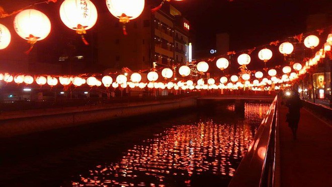 Lễ hội đèn lồng Nhật Bản lung linh như Vùng đất linh hồn đời thực khiến fan anime mê mẩn - Ảnh 7.