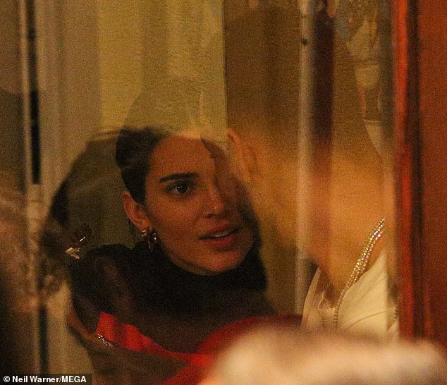 Kendall Jenner ôm hôn bạn trai cao 2m8 không rời trong nhà hàng, F.A nào nhìn vào cũng phải ghen tị! - Ảnh 2.