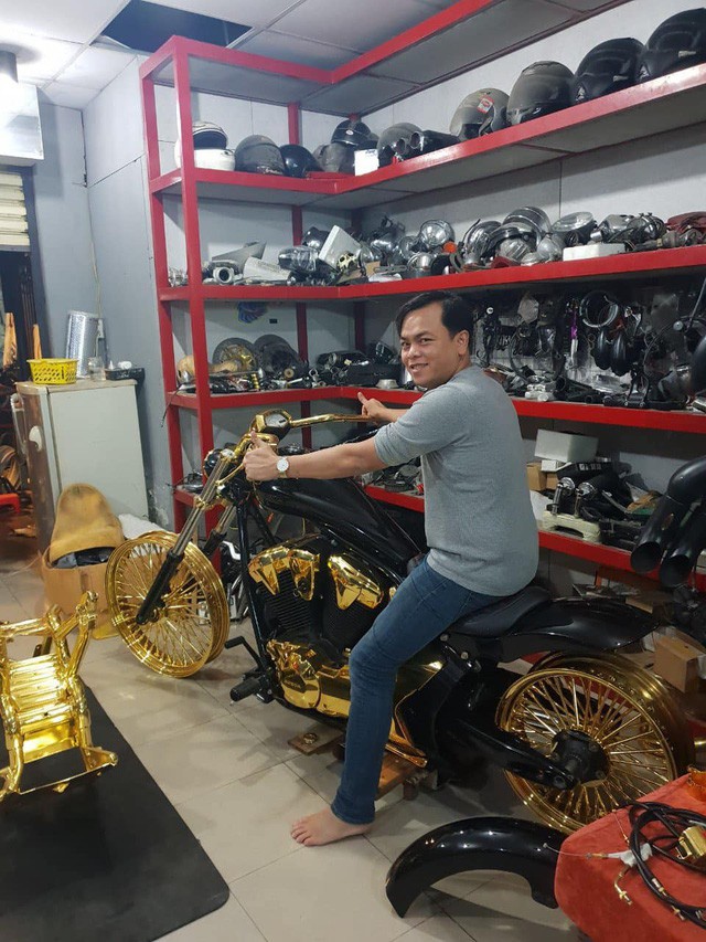 Khoe 3 chiếc mô tô mạ vàng giá gần 10 tỷ đồng, Phúc XO hứa tặng cả 3 nếu ai có chiếc tương tự - Ảnh 1.