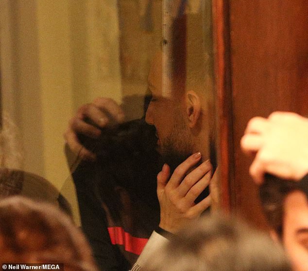 Kendall Jenner ôm hôn bạn trai cao 2m8 không rời trong nhà hàng, F.A nào nhìn vào cũng phải ghen tị! - Ảnh 3.