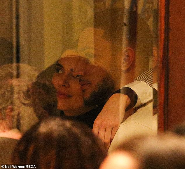 Kendall Jenner ôm hôn bạn trai cao 2m8 không rời trong nhà hàng, F.A nào nhìn vào cũng phải ghen tị! - Ảnh 4.