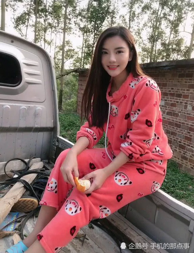 Hotgirl cho lợn ăn dù xinh vẫn bị dân mạng ném đá không thương tiếc vì làm màu - Ảnh 4.