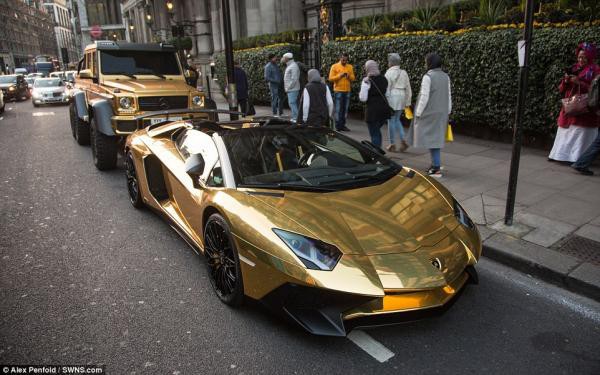 Cảm xúc của bạn như thế nào khi nhìn siêu xe Lamborghini mạ vàng bốc cháy trước mắt mình? - Ảnh 1.