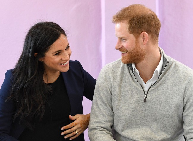 Đoạn clip Hoàng tử Harry quay sang hỏi vợ bầu Meghan: Có phải con của anh không? khiến cộng đồng mạng dậy sóng - Ảnh 2.