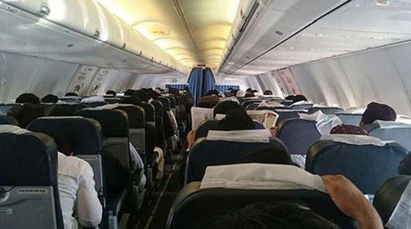 Vừa lên máy bay đã cầu nguyện tai nạn, hành khách bị trục xuất - Ảnh 1.