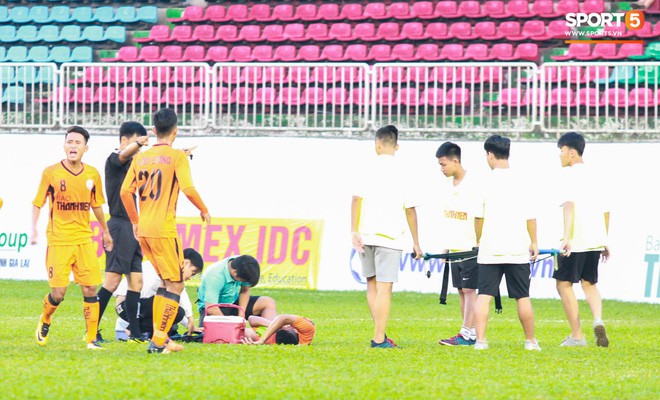 Vào bóng quá quyết liệt, cầu thủ U19 Đà Nẵng tự khiến mình gãy chân - Ảnh 3.