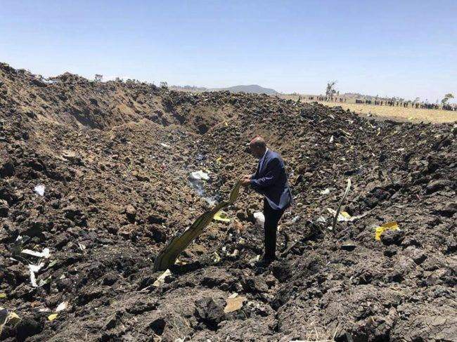 Vụ máy bay rơi ở Ethiopia: Người thân òa khóc - Ảnh 3.