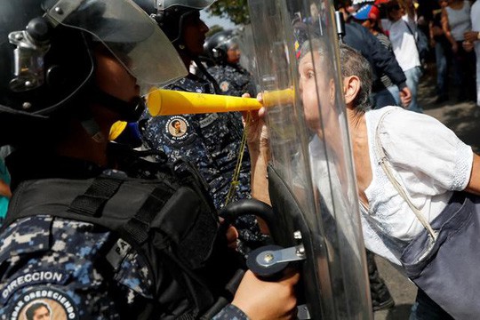 Mất điện sang ngày thứ ba, biểu tình lớn chực chờ Venezuela - Ảnh 3.