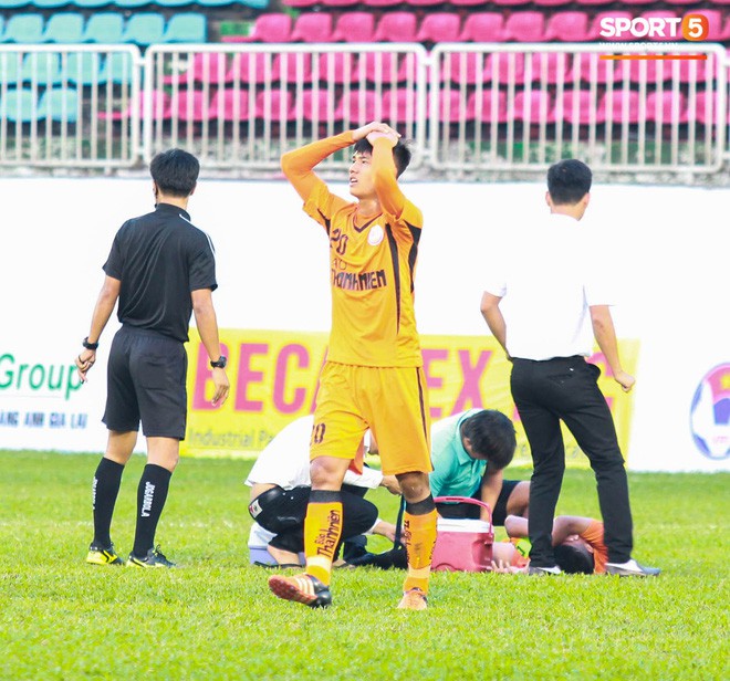 Vào bóng quá quyết liệt, cầu thủ U19 Đà Nẵng tự khiến mình gãy chân - Ảnh 4.