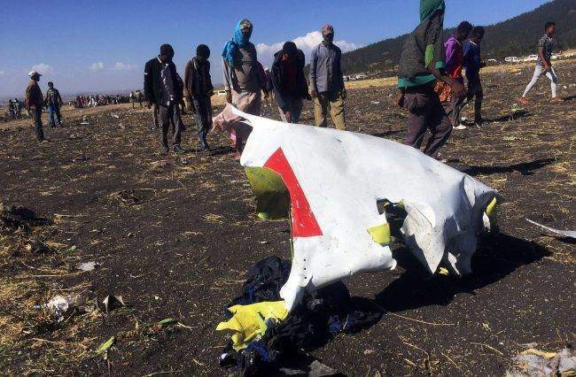 Vụ máy bay rơi ở Ethiopia: Người thân òa khóc - Ảnh 4.