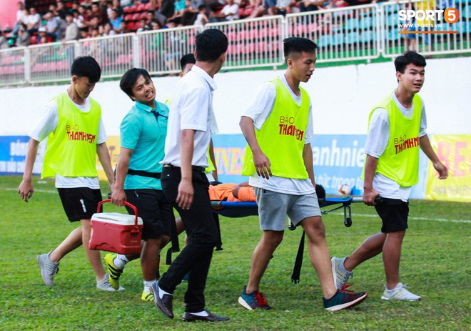 Vào bóng quá quyết liệt, cầu thủ U19 Đà Nẵng tự khiến mình gãy chân - Ảnh 5.