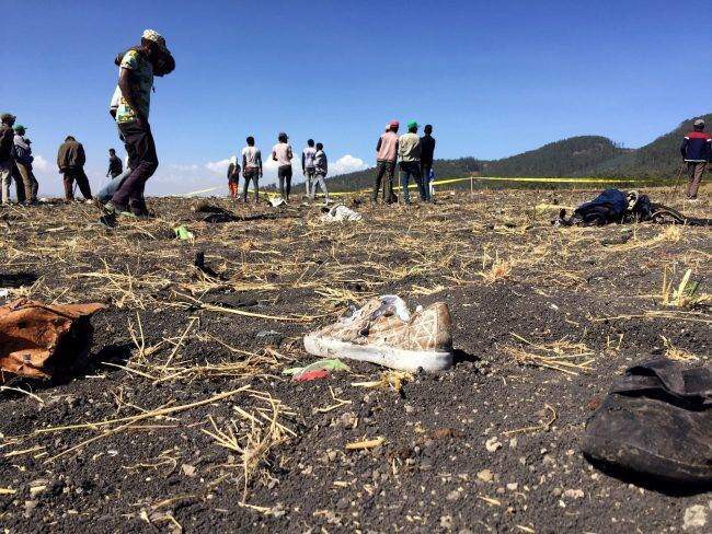 Vụ máy bay rơi ở Ethiopia: Người thân òa khóc - Ảnh 7.