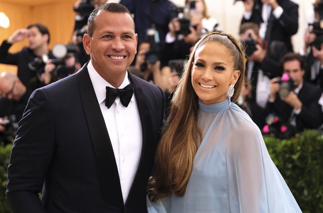 Jennifer Lopez chính thức đính hôn ở tuổi 50 sau 3 cuộc hôn nhân đổ vỡ, chiếc nhẫn trăm tỉ bạn trai cô tặng gây chú ý - Ảnh 1.