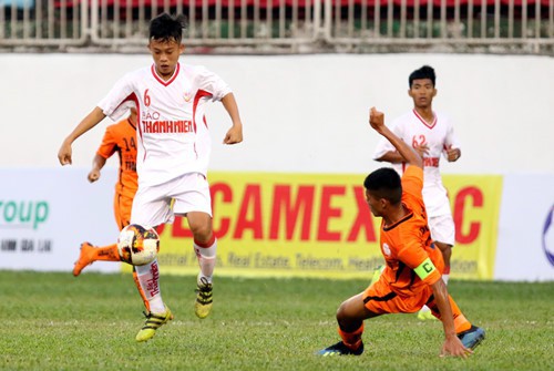 HLV lên tiếng về lý do cầu thủ U19 Đà Nẵng gãy chân khi đấu HAGL - Ảnh 2.