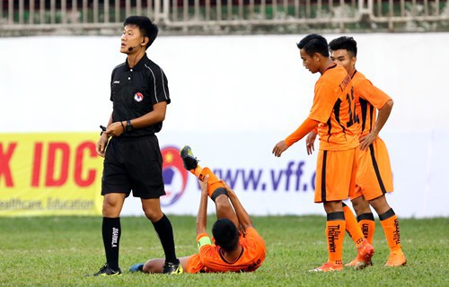 HLV lên tiếng về lý do cầu thủ U19 Đà Nẵng gãy chân khi đấu HAGL - Ảnh 3.