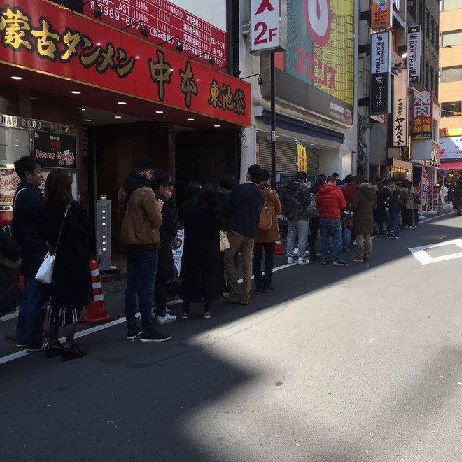 Xôn xao hình ảnh phở Thìn Lò Đúc ở Tokyo, khách xếp hàng đông nườm nượp - Ảnh 3.
