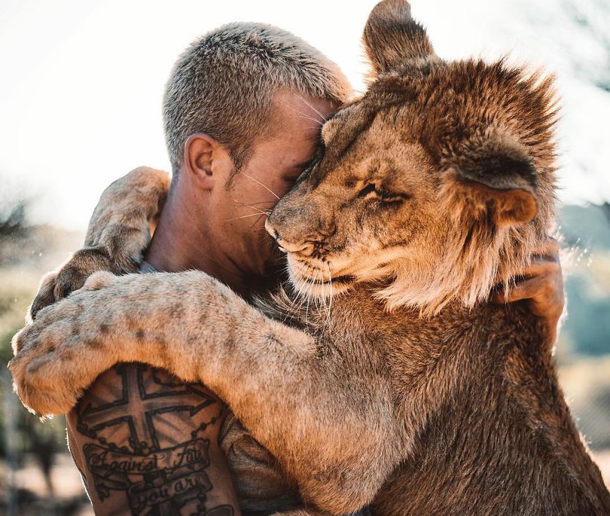 Anh chàng điển trai từ bỏ cuộc sống tiện nghi ở Thuỵ Sỹ, chuyển hẳn sang Châu Phi để giải cứu động vật hoang dã